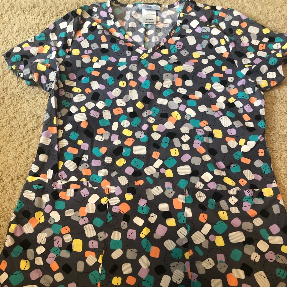 Multicolor geometric scrub top
